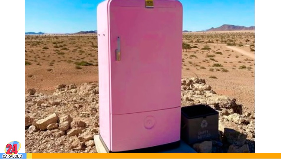 Refrigerador rosado en el desierto de Namibia