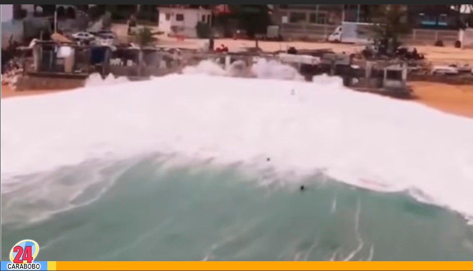 Olas gigantes sorprendieron a Acapulco