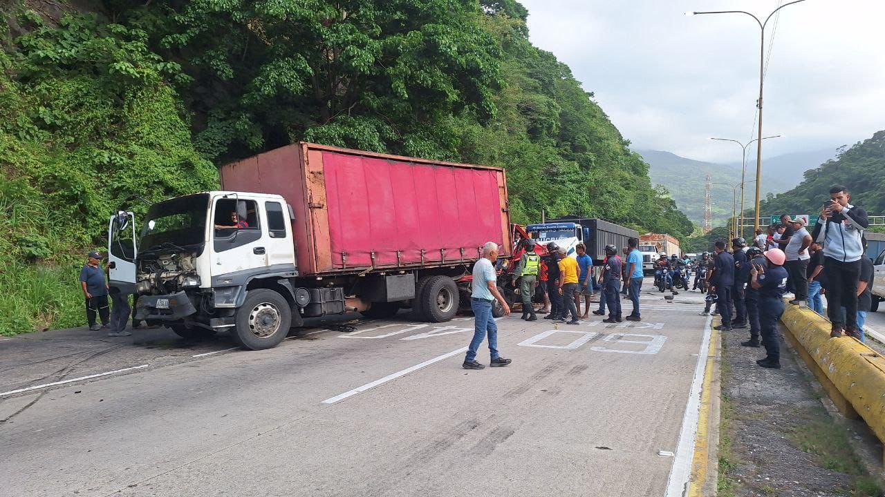 Choque de gandolas en la Autopista Valencia Puerto