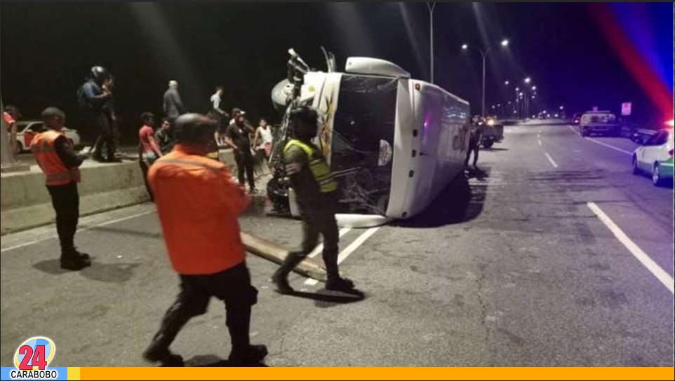 Vehículo de transporte público volcó