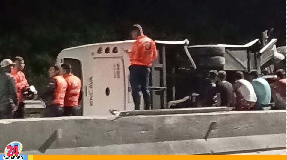 Vehículo de transporte público volcó