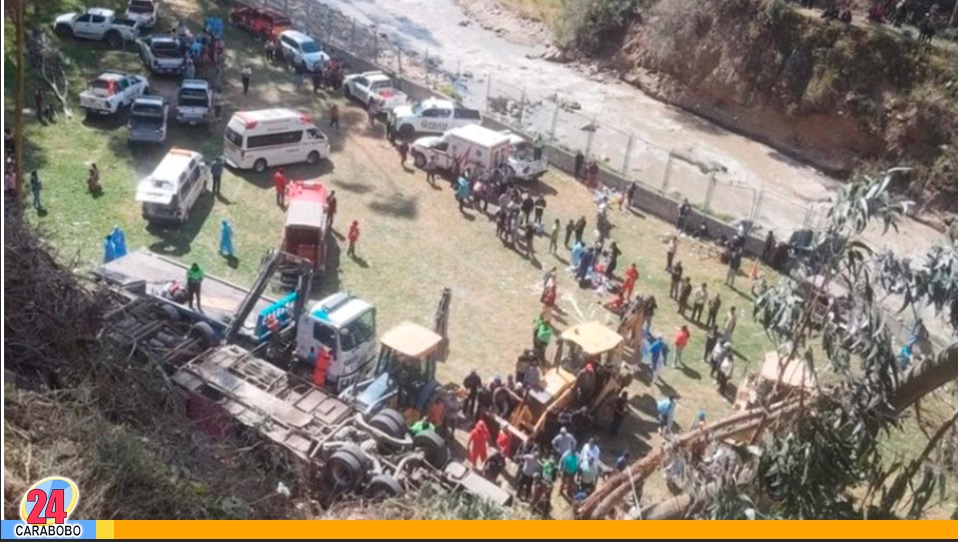Autobús cayó por un barranco en Perú