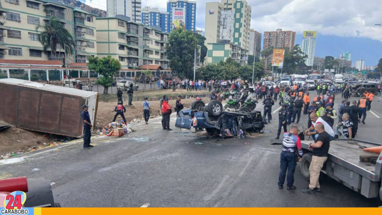 Al menos 11 lesionados tras accidente múltiple en la autopista Valle-Coche