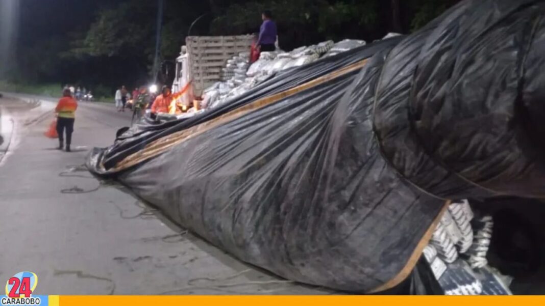 Camión de azúcar volcó su carga en autopista Valencia