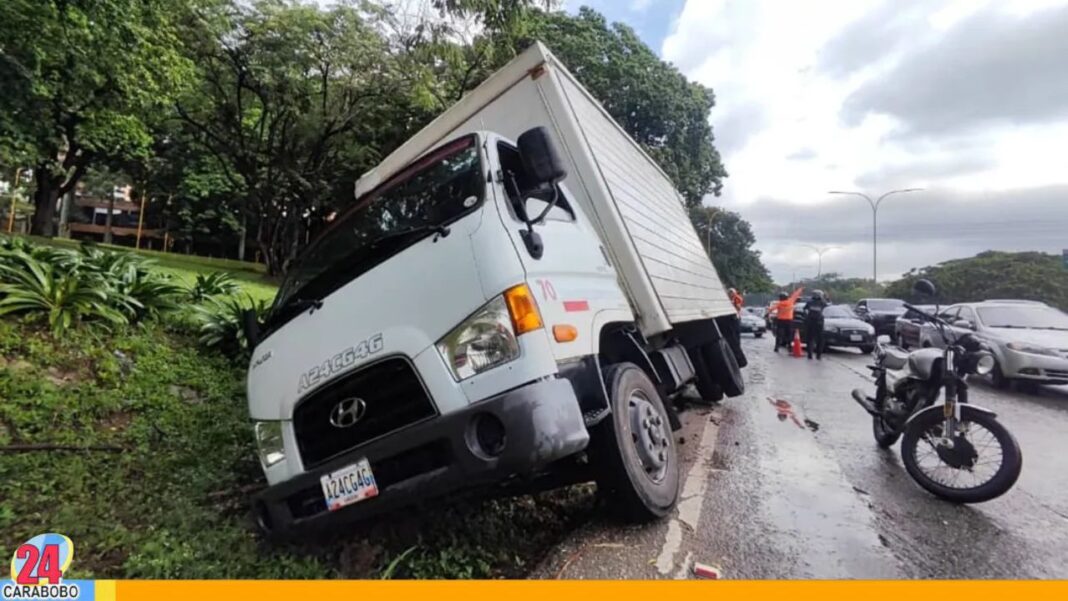 Encunetamiento de un vehículo de carga en Naguanagua (+FOTOS)