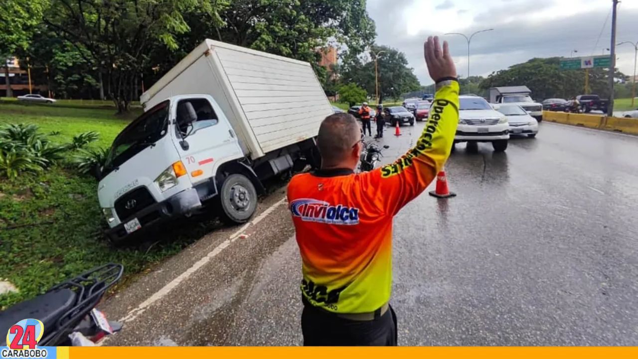 Encunetamiento de un vehículo de carga en Naguanagua (+FOTOS)