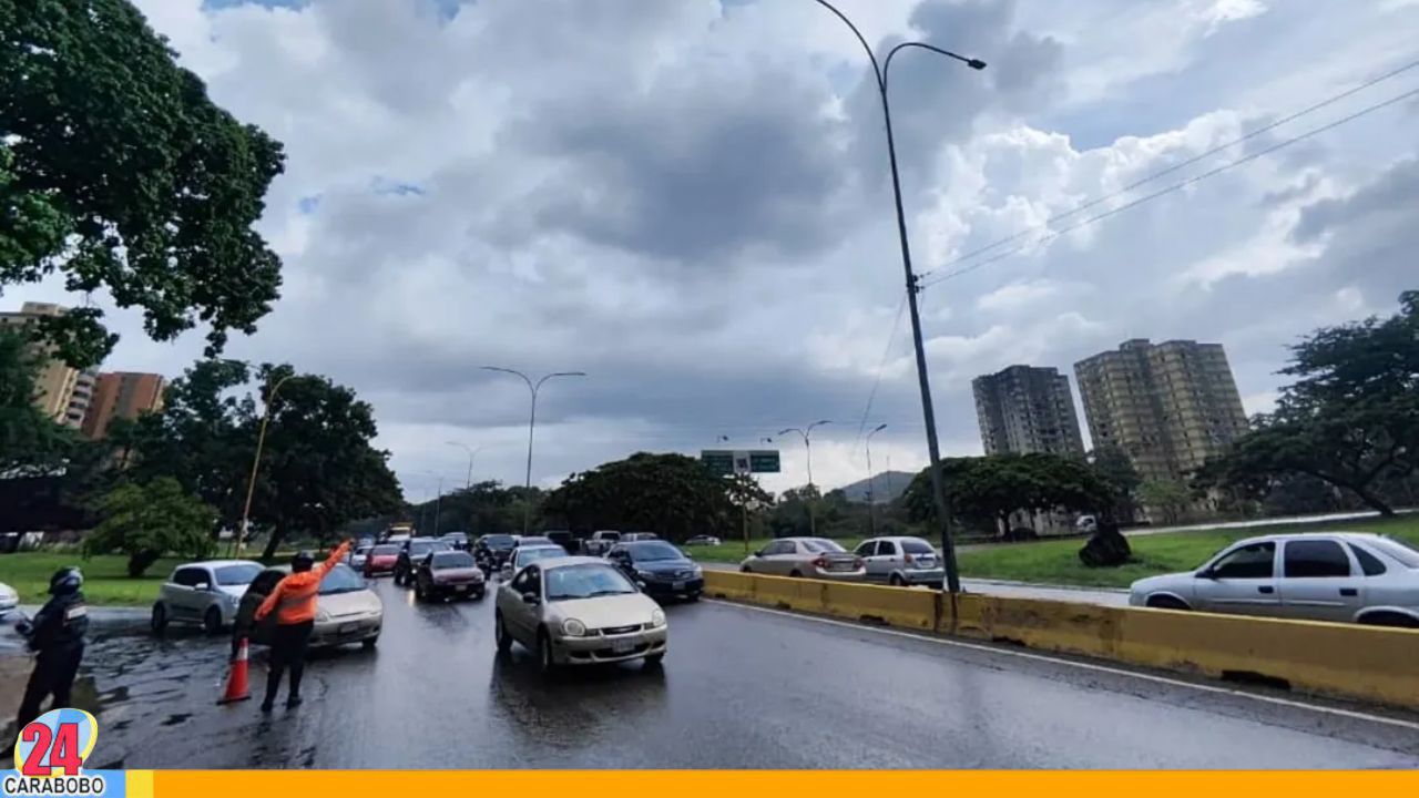 Encunetamiento de un vehículo de carga en Naguanagua (+FOTOS)