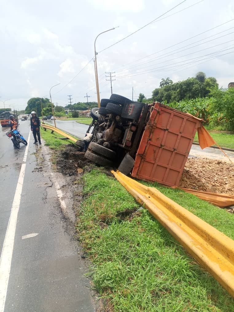 Camión volcó en la Autopista Valencia Campo Carabobo