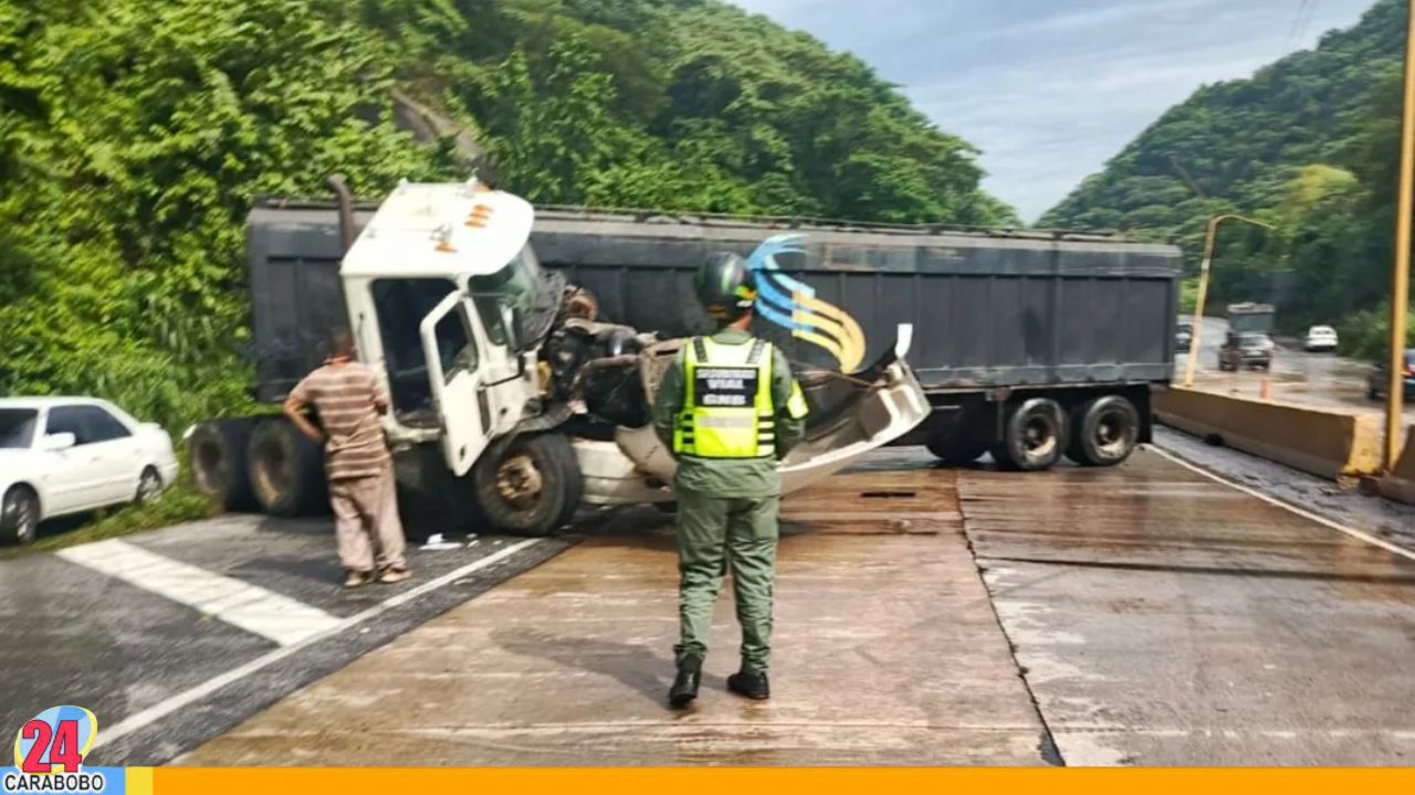 Reportaron colisión de un vehículo de carga contra un separador víal
