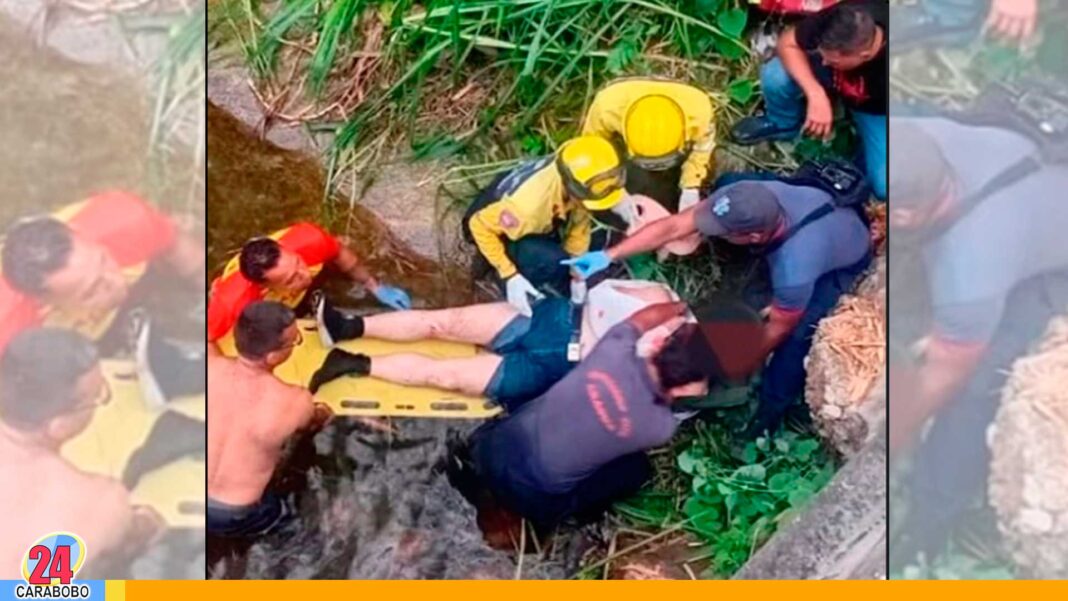 Rescatan a motociclista tras caer a un río