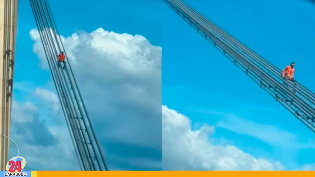 Trabajador del puente sobre el Lago de Maracaibo