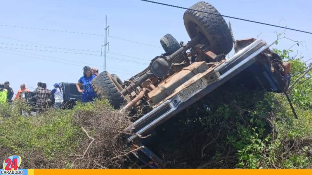 Vuelco de camioneta deja cuatro lesionados en Tacuato