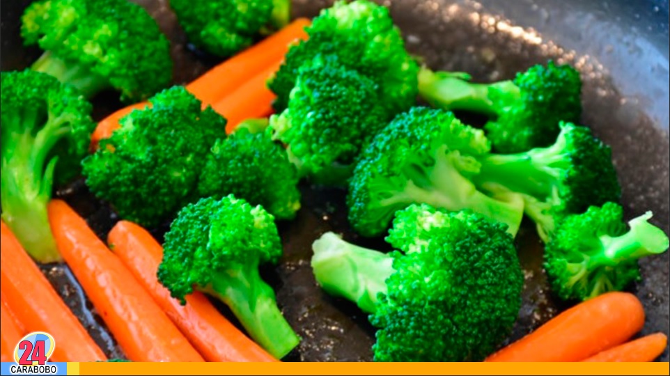 Para una buena salud visual, es recomendable incluir en la dieta alimentos ricos en vitaminas A, C y E, así como en antioxidantes, omega-3 y zinc.