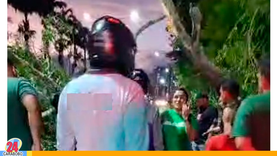 Motorizado que le cayó el árbol encima en Naguanagua
