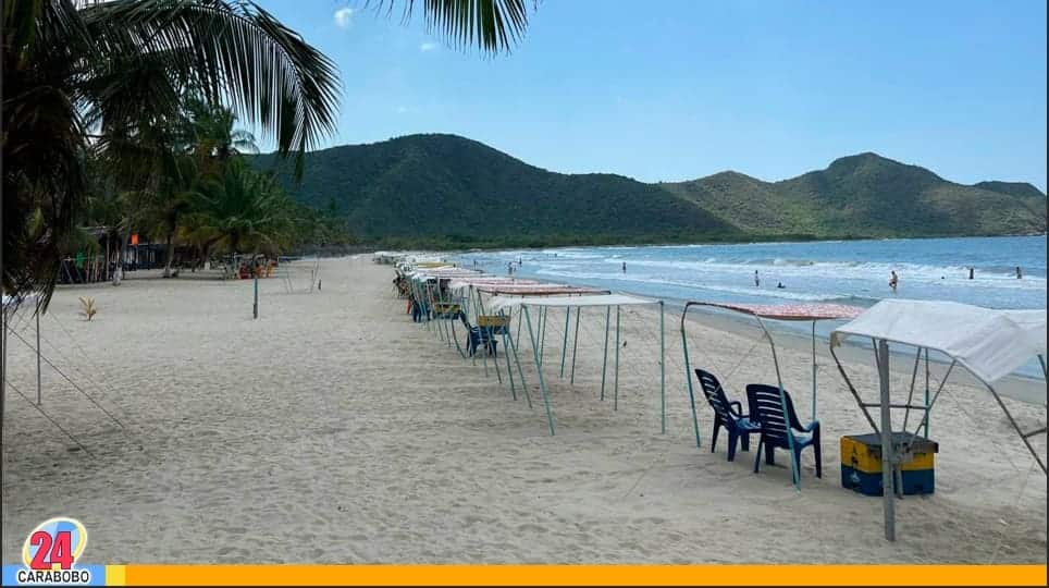 Toldos y sillas en playas de Puerto Cabello