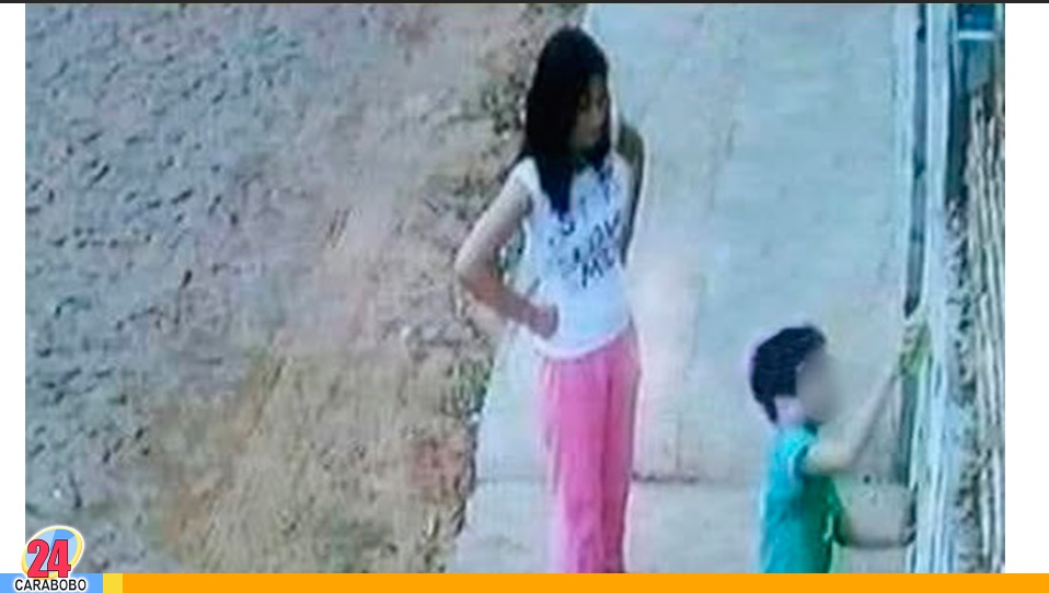 Madre se hizo viral al poner a su hijo a limpiar una pared que había ensuciado