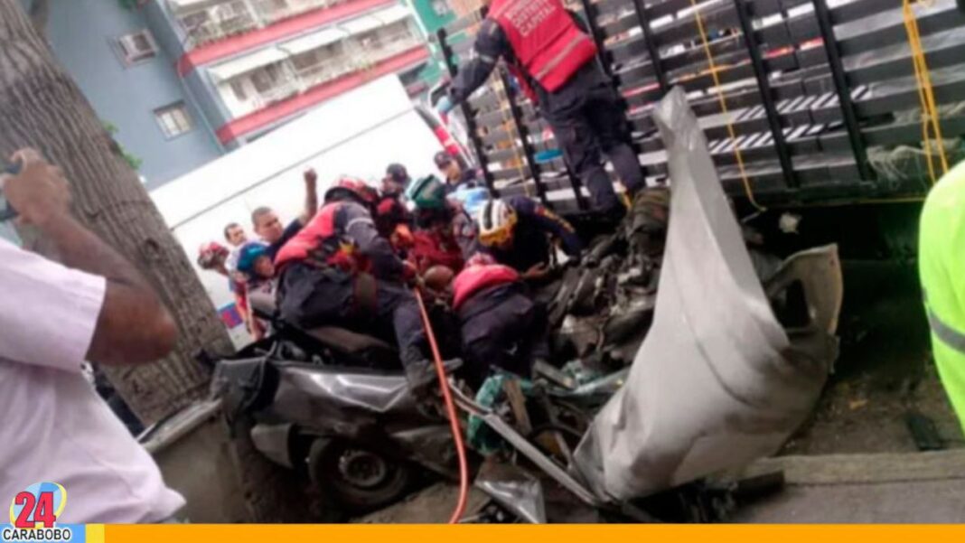Camión de carga impactó contra varios vehículos en Caracas