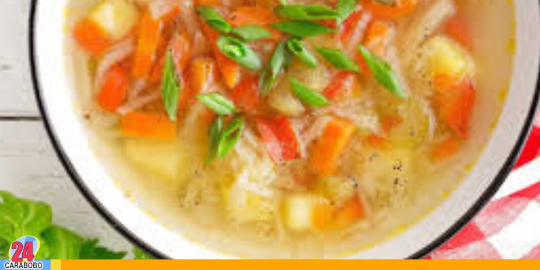 Sopa de verduras en juliana