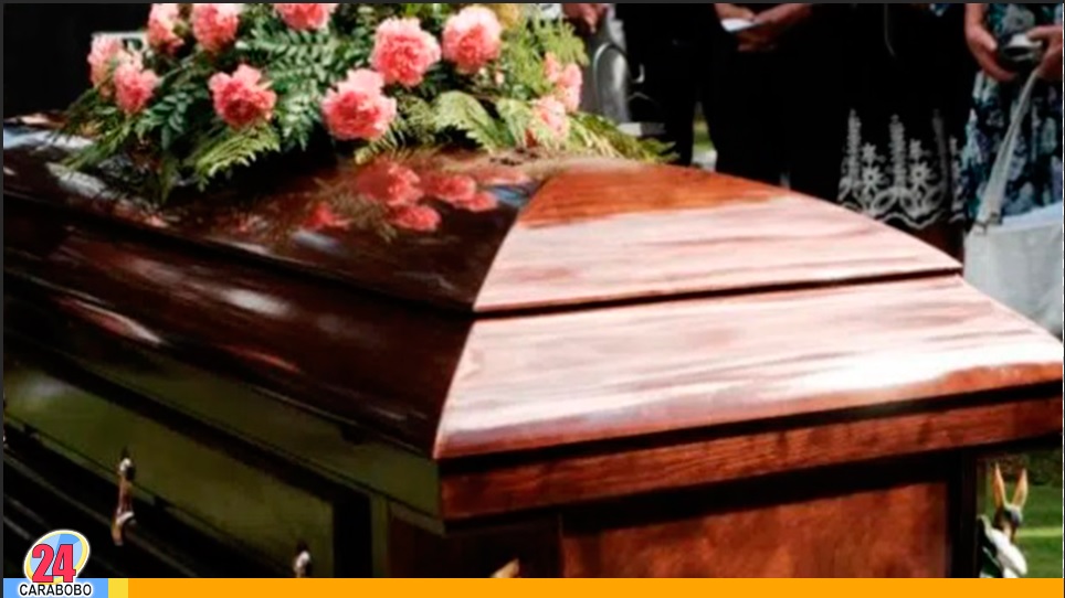 Joven sorprendió al llegar a su propio funeral