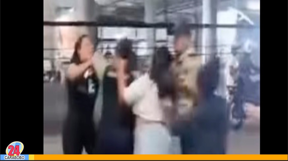 Mujer desarmó a un policía en la estación del Metro en Petare