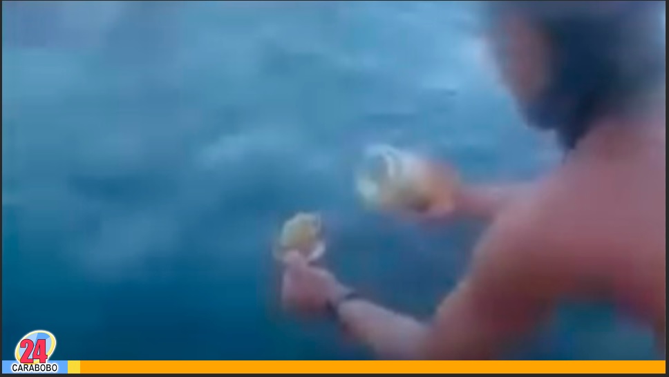 Encuentra un frasco con la foto de una mujer envuelta en miel