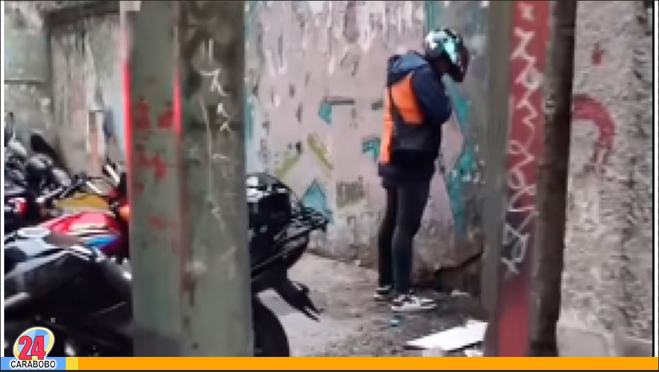 Hombre orinó en una vía pública en Los Teques