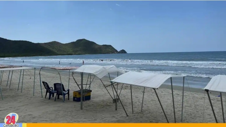 sillas y toldos en Patanemo en septiembre