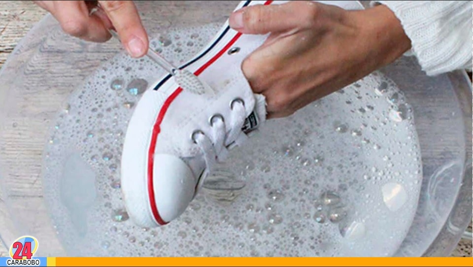 Zapatos blancos y limpios