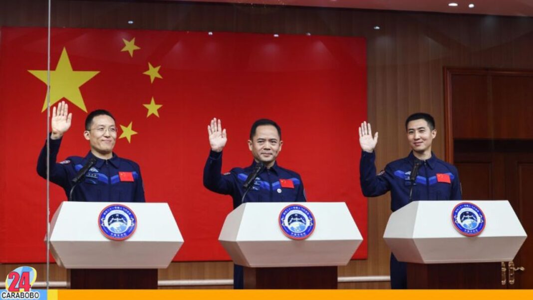 China presenta a los tres astronautas de la misión Shenzhou-21