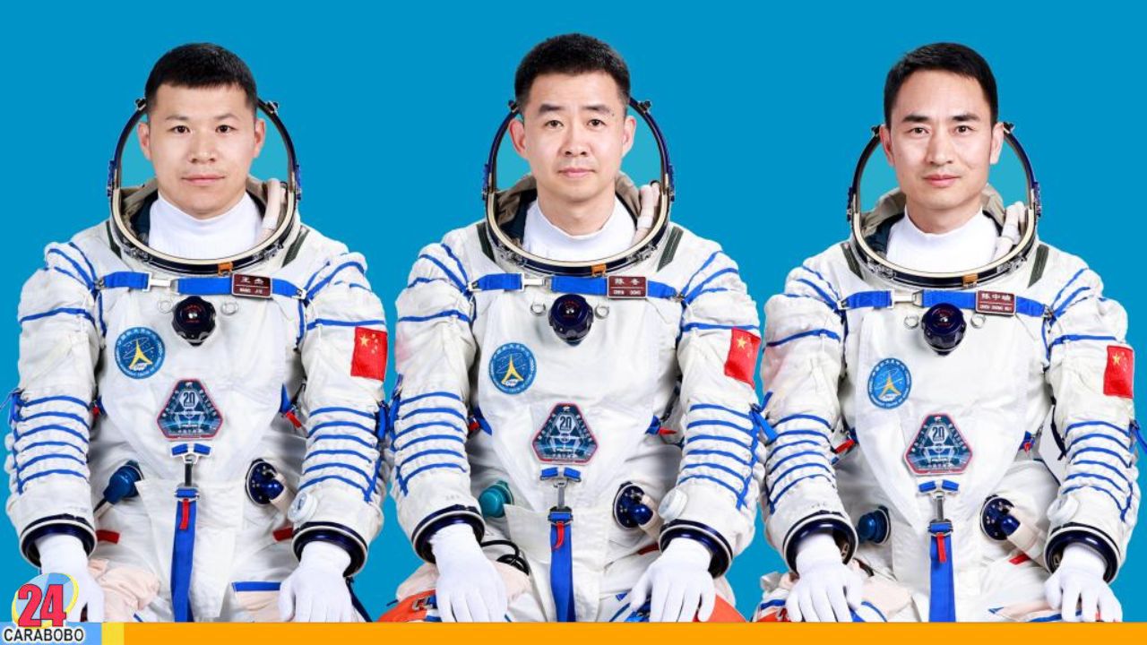 China presenta a los tres astronautas de la misión Shenzhou-21