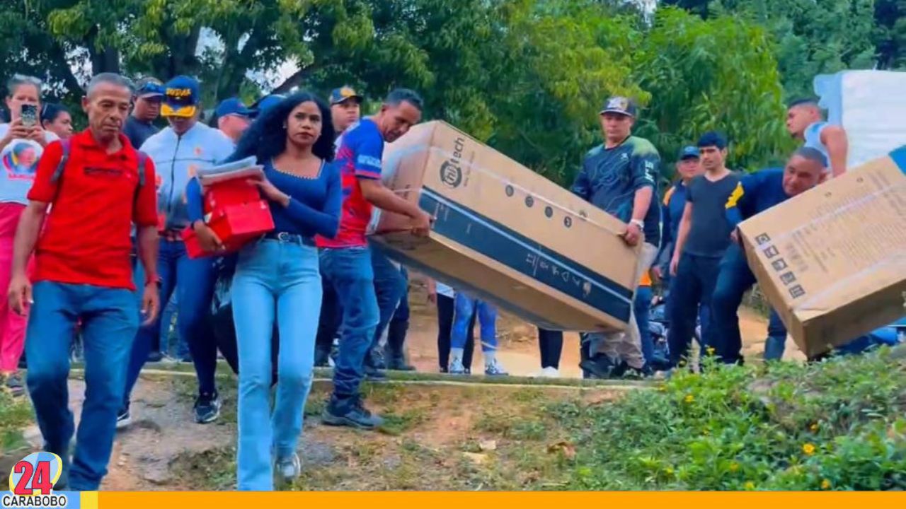 Gobernador Lacava entregó ayudas a población afectada por lluvias en Juan José Mora