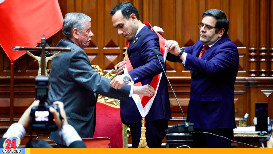 Destituida presidenta de Perú