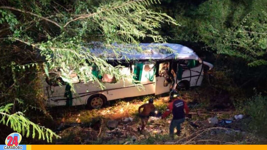 Volcamiento de autobús en Tucacas