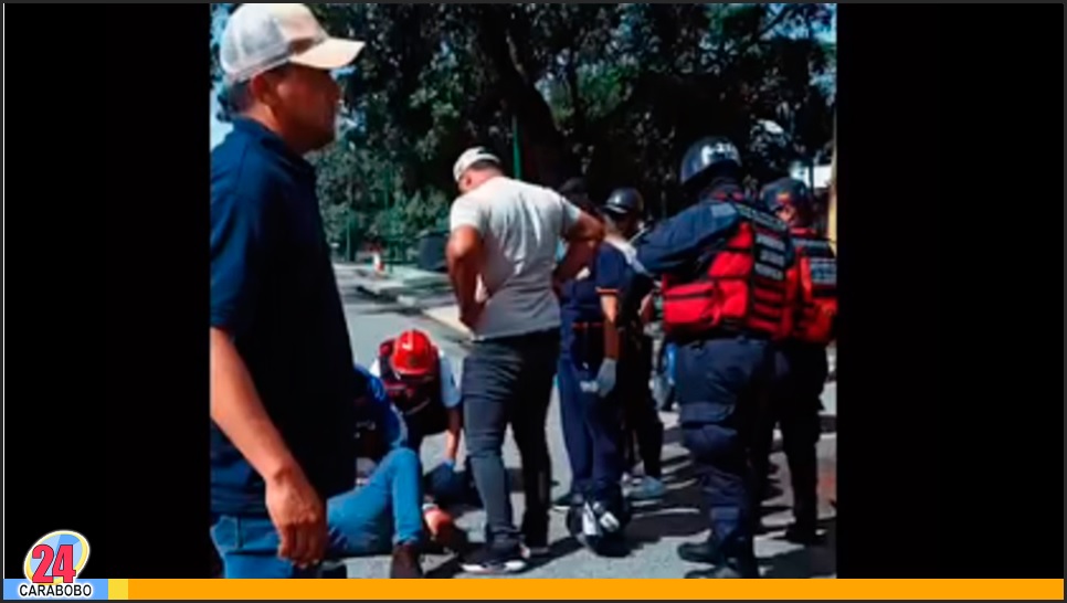 Colisión de moto y vehículo en Los Guayos