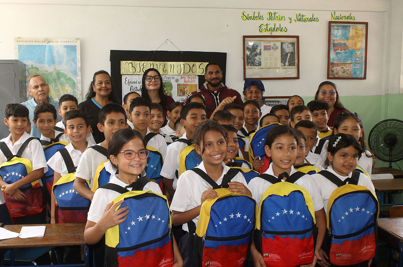 Gobierno de Carabobo entregó bolsos escolares 