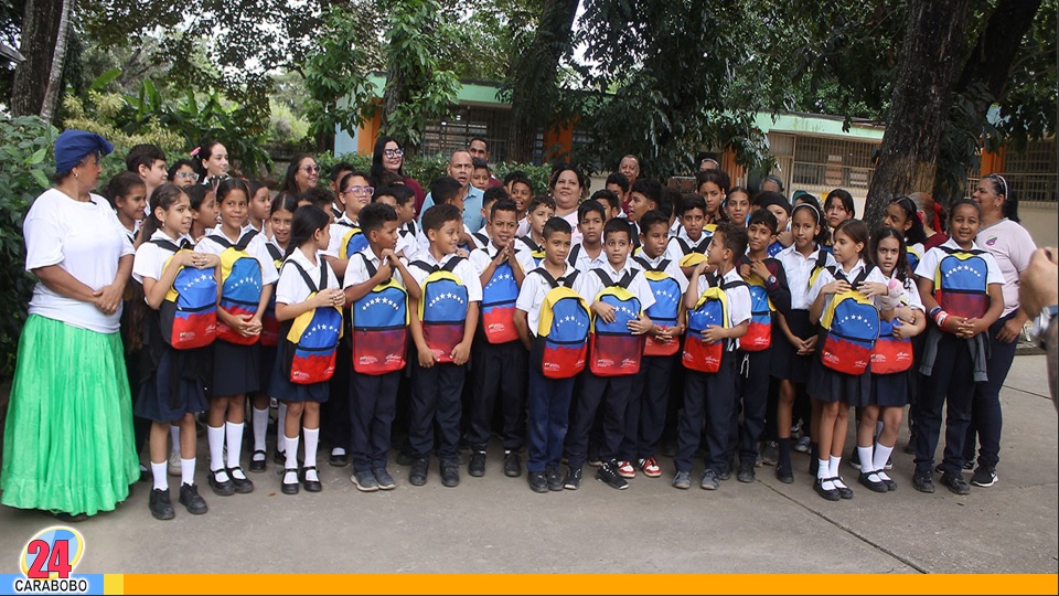 Gobierno de Carabobo entregó bolsos escolares