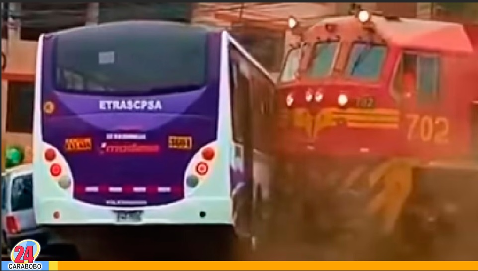 Tren de carga chocó contra un bus en Perú