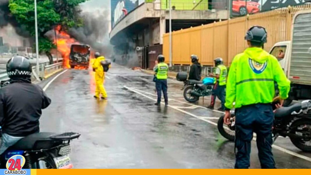 Autobús incendió autopista Francisco Fajardo