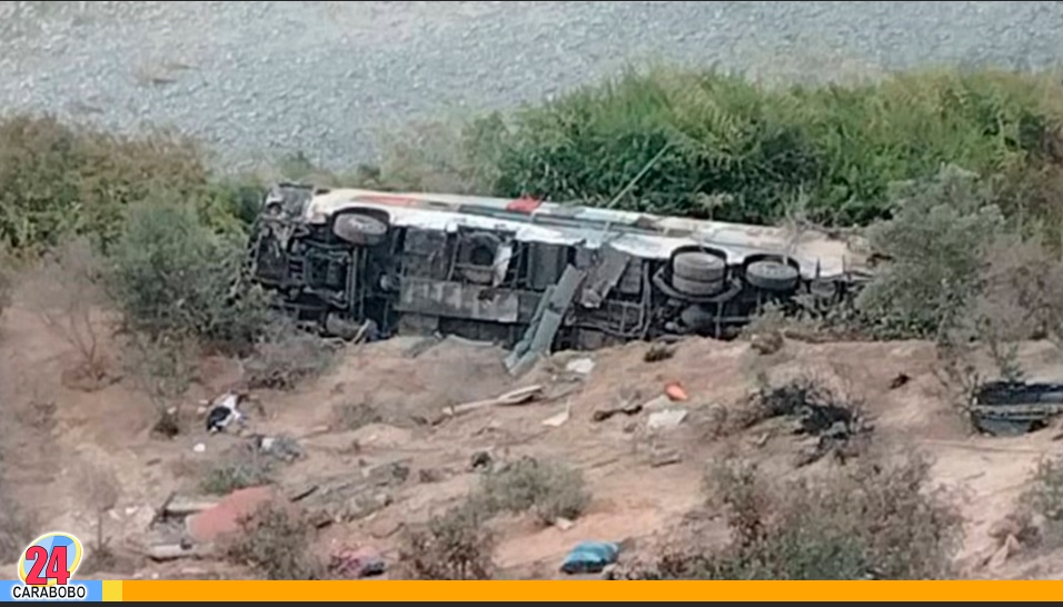 Autobús cayó por un barranco en Perú