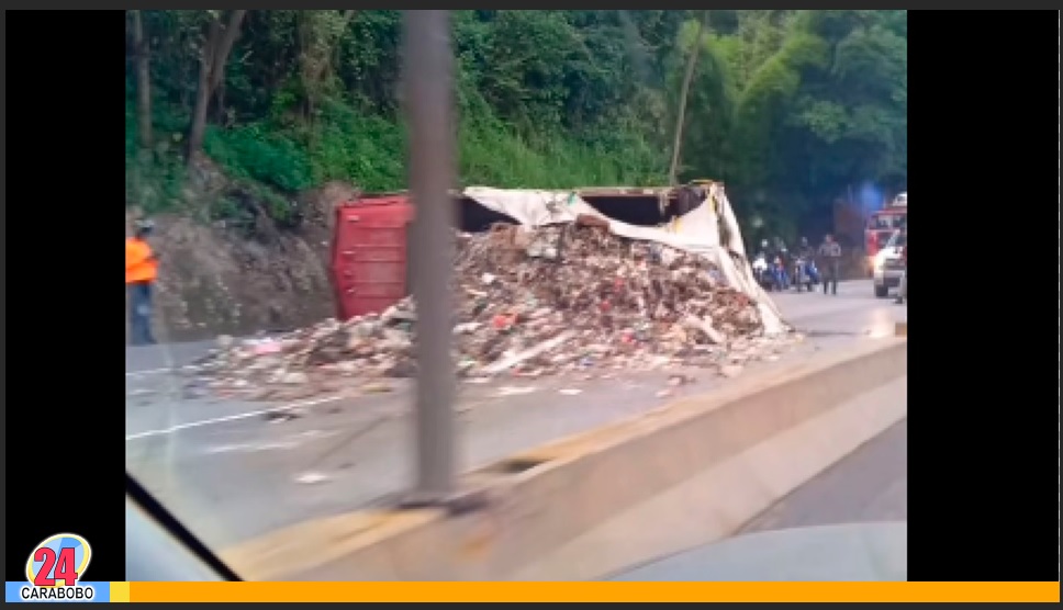 Camión de desechos sólidos volcó en la ARC tramo Miranda