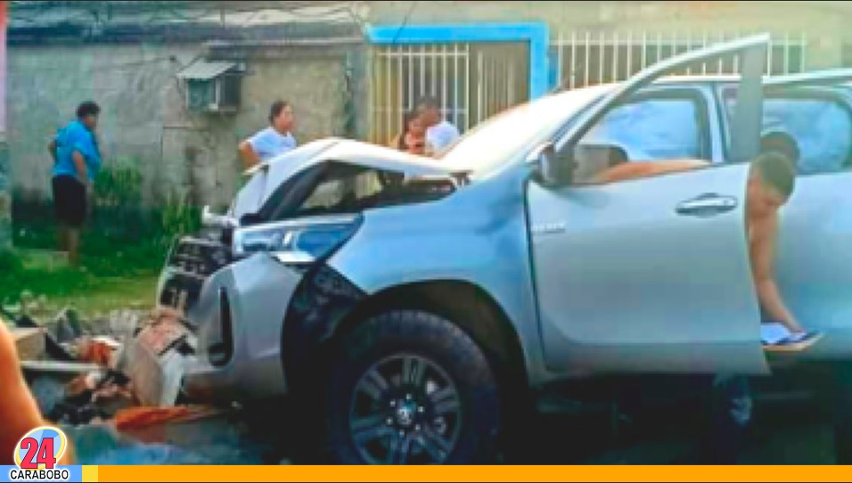 Camioneta pickup impactó contra una pared en Puerto Cabello