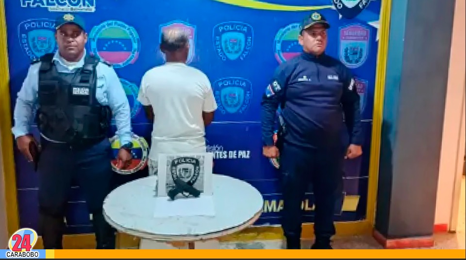 sujeto con una pistola de juguete