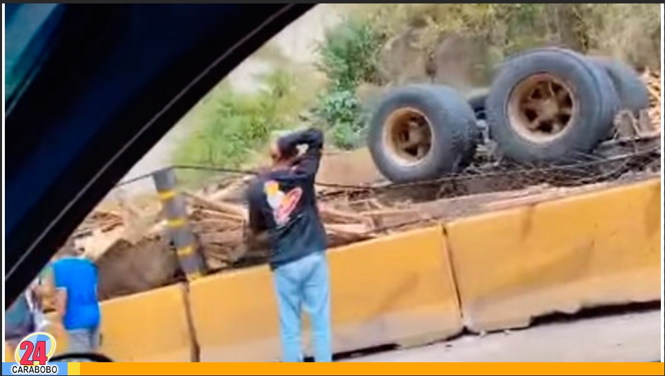 Gandola cargada de madera volcó en la Autopista Valencia Puerto Cabello
