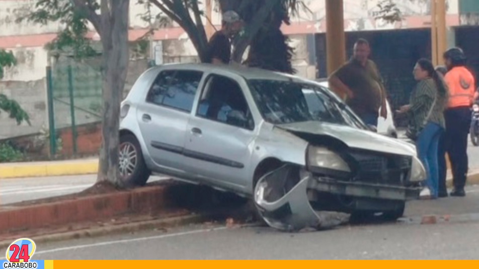 Vehículo impactó contra la isla central en la avenida Bolívar