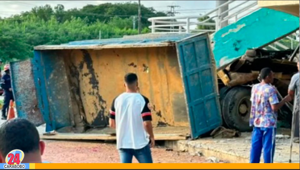 Volteo chocó contra un centro comercial en Tucacas