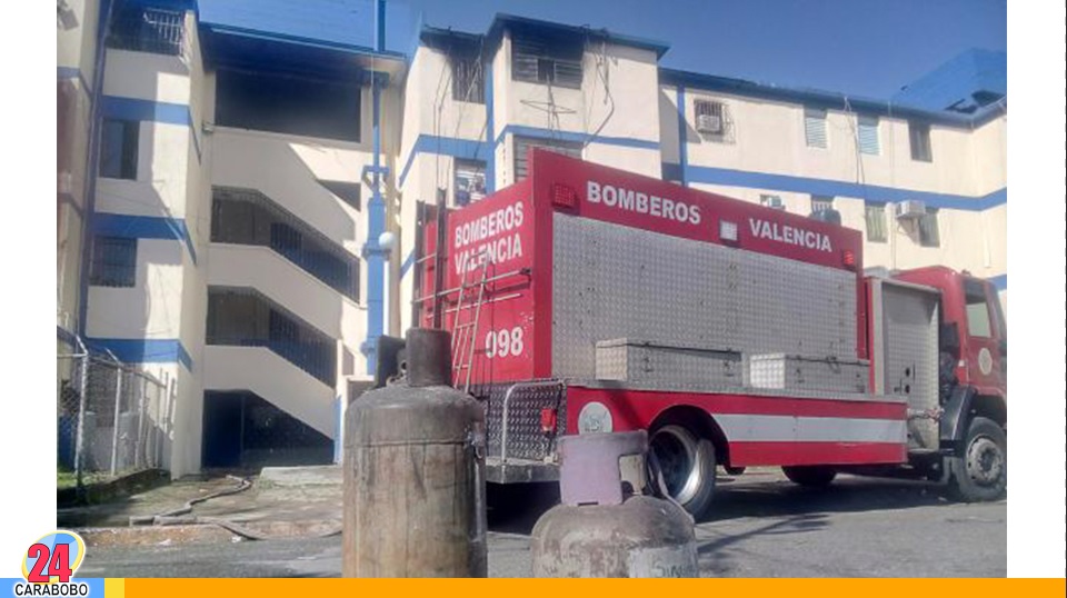 Movilización de bomberos en apartamentos de La Adobera