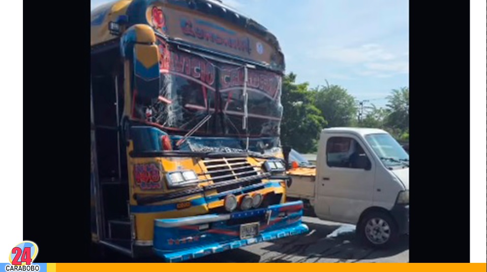 Autobús de Guacara impactó contra un camión en la ARC