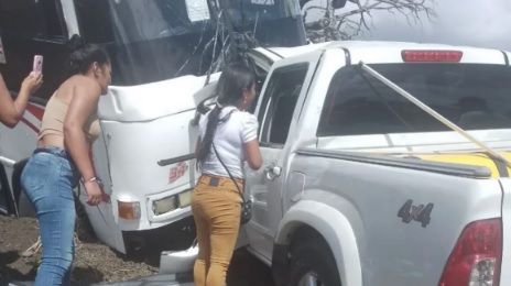 Choque de buseta y camioneta en Guárico 
