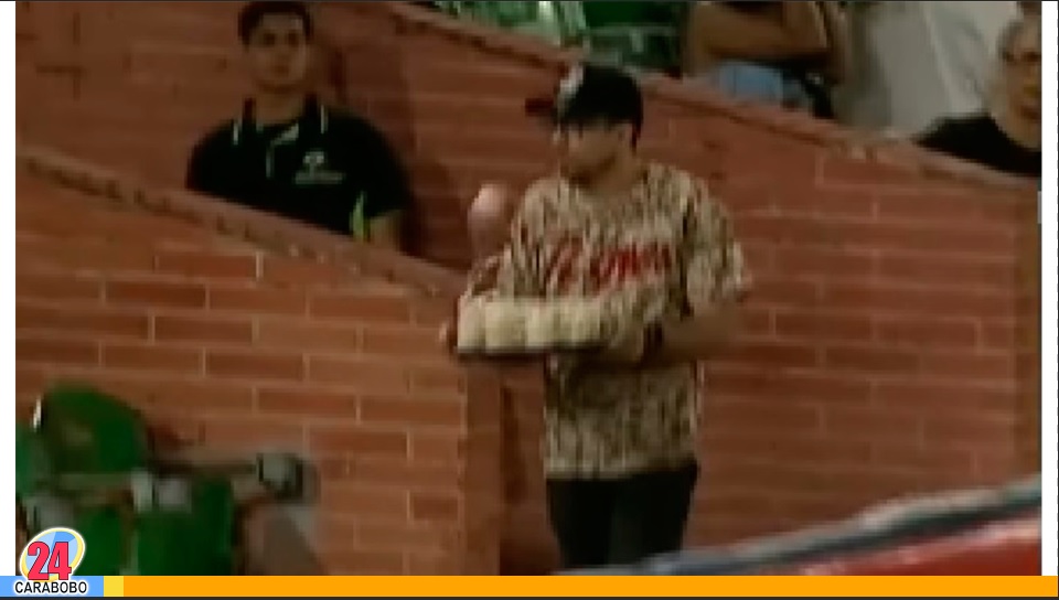 Fanático de Tigres se salvó de un pelotazo