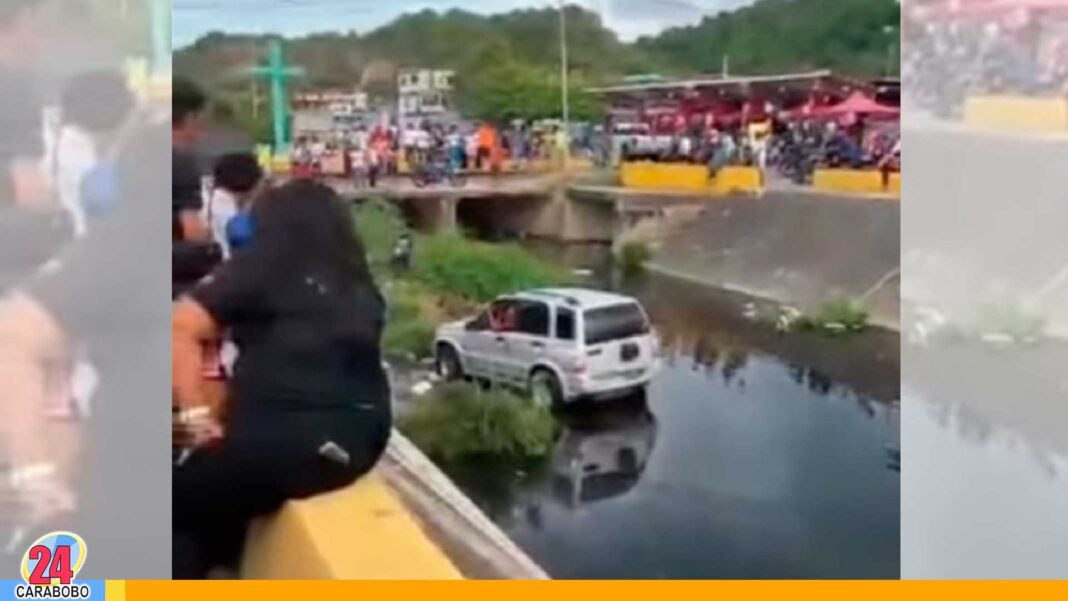 Camioneta cae drenaje Puerto Cabello